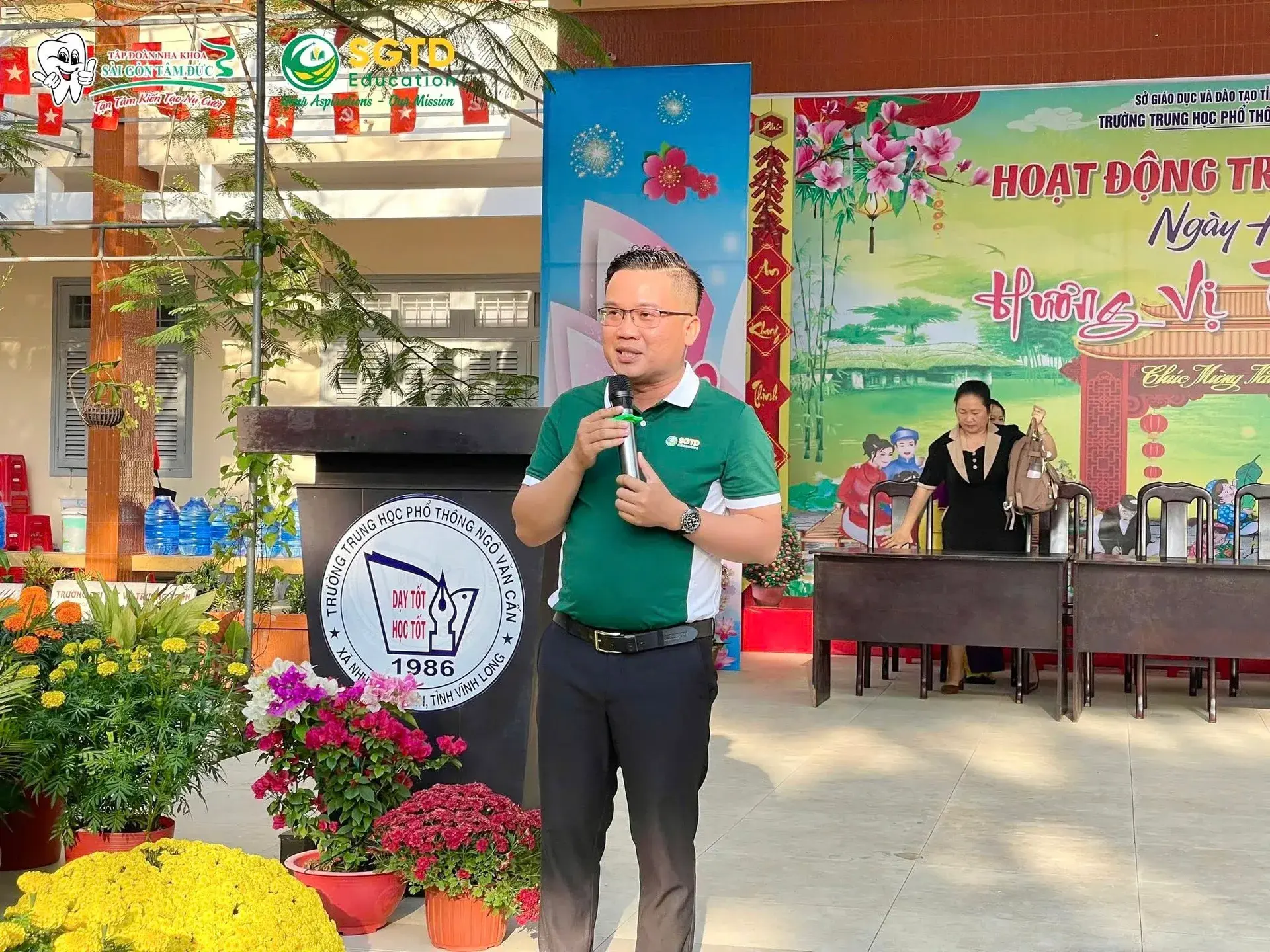 Học sinh và đội ngũ SGTD Education chụp ảnh kỷ niệm tại sân trường