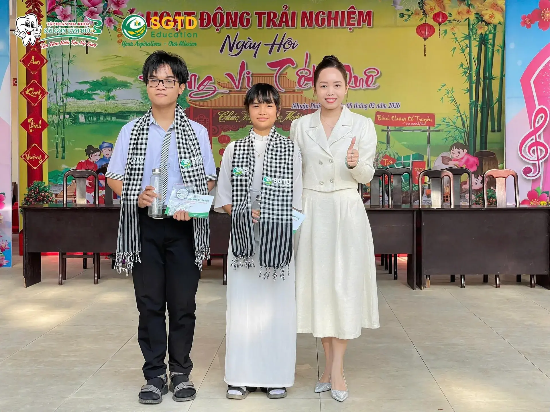 Học sinh chụp ảnh cùng banner Du học Châu Âu và Đài Loan của SGTD Education