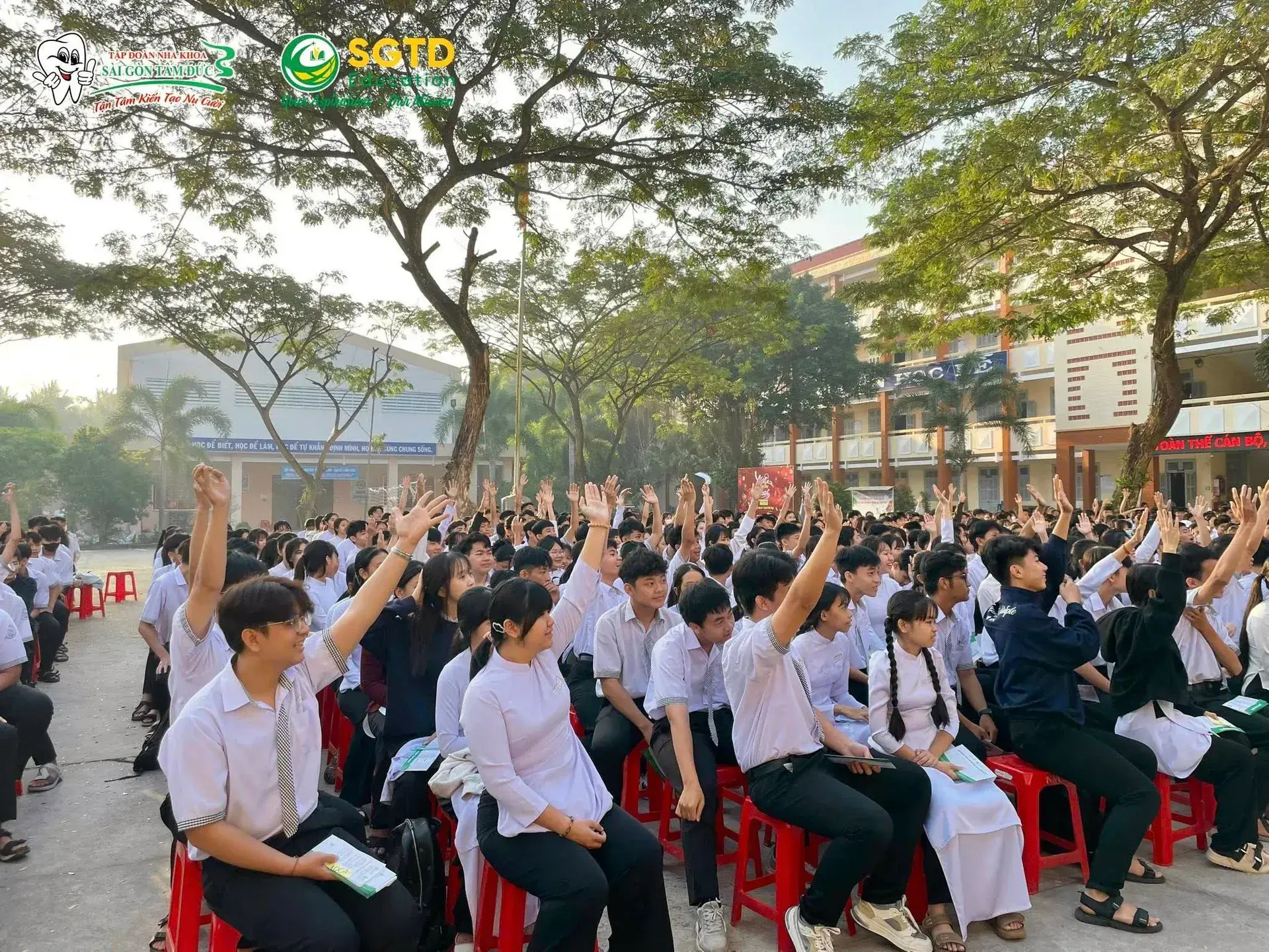Học sinh THPT Ngô Văn Cấn giơ tay tương tác nhiệt tình trong buổi chia sẻ du học