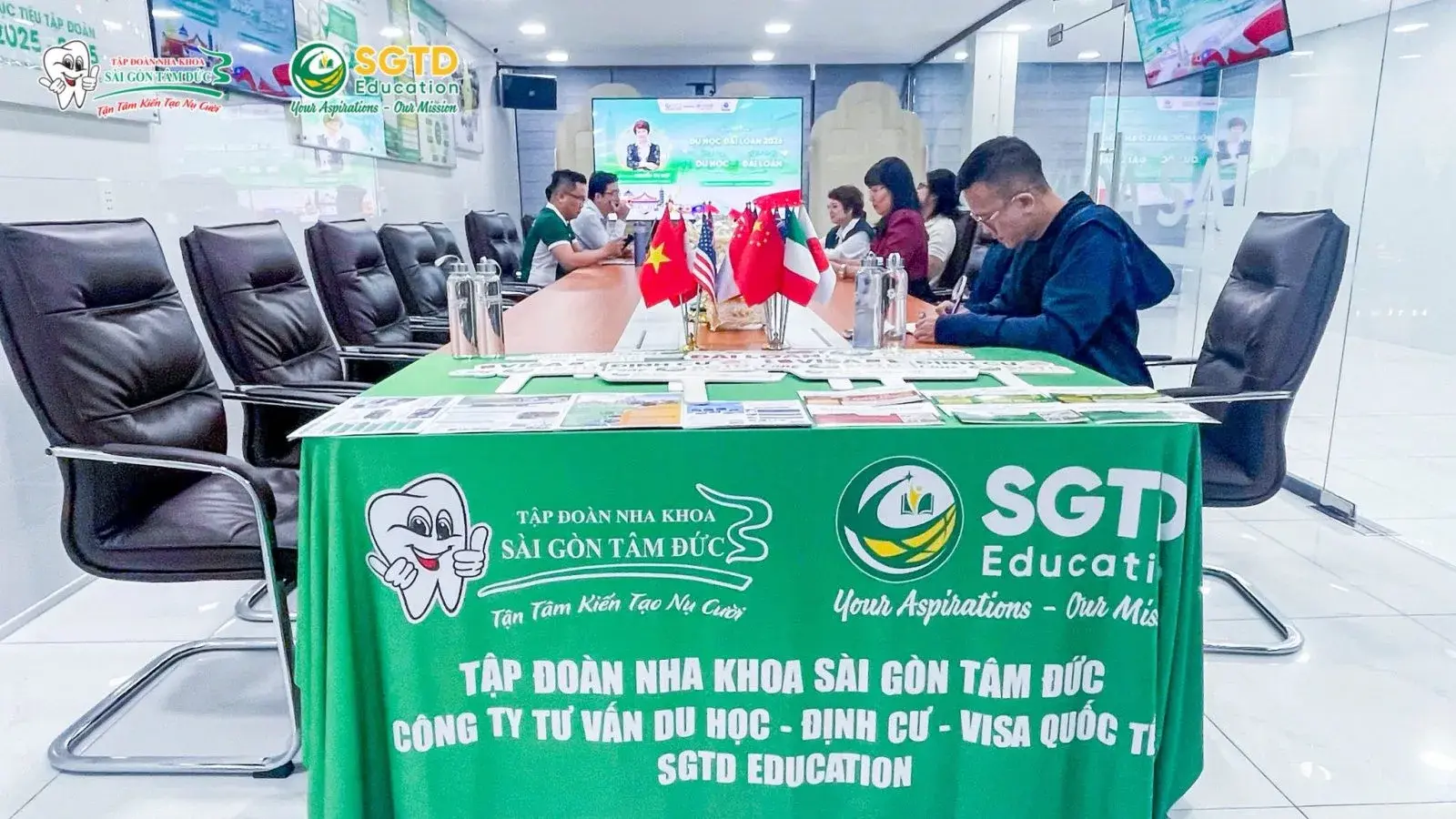 Diễn giả Nguyễn Thị Điệp – Viện trưởng Viện SIGE chia sẻ tại toạ đàm