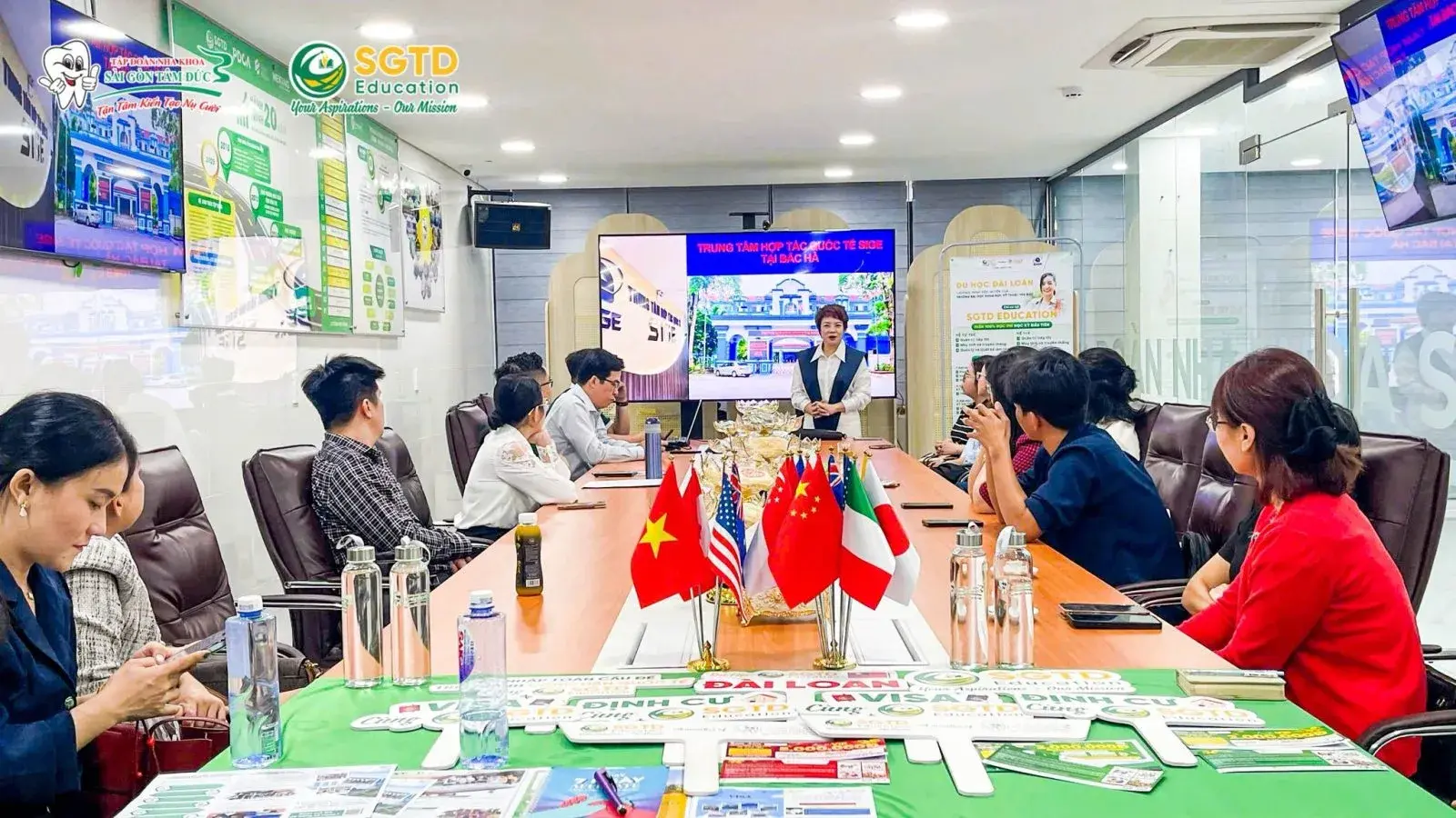 Học sinh lắng nghe tư vấn từ chuyên gia