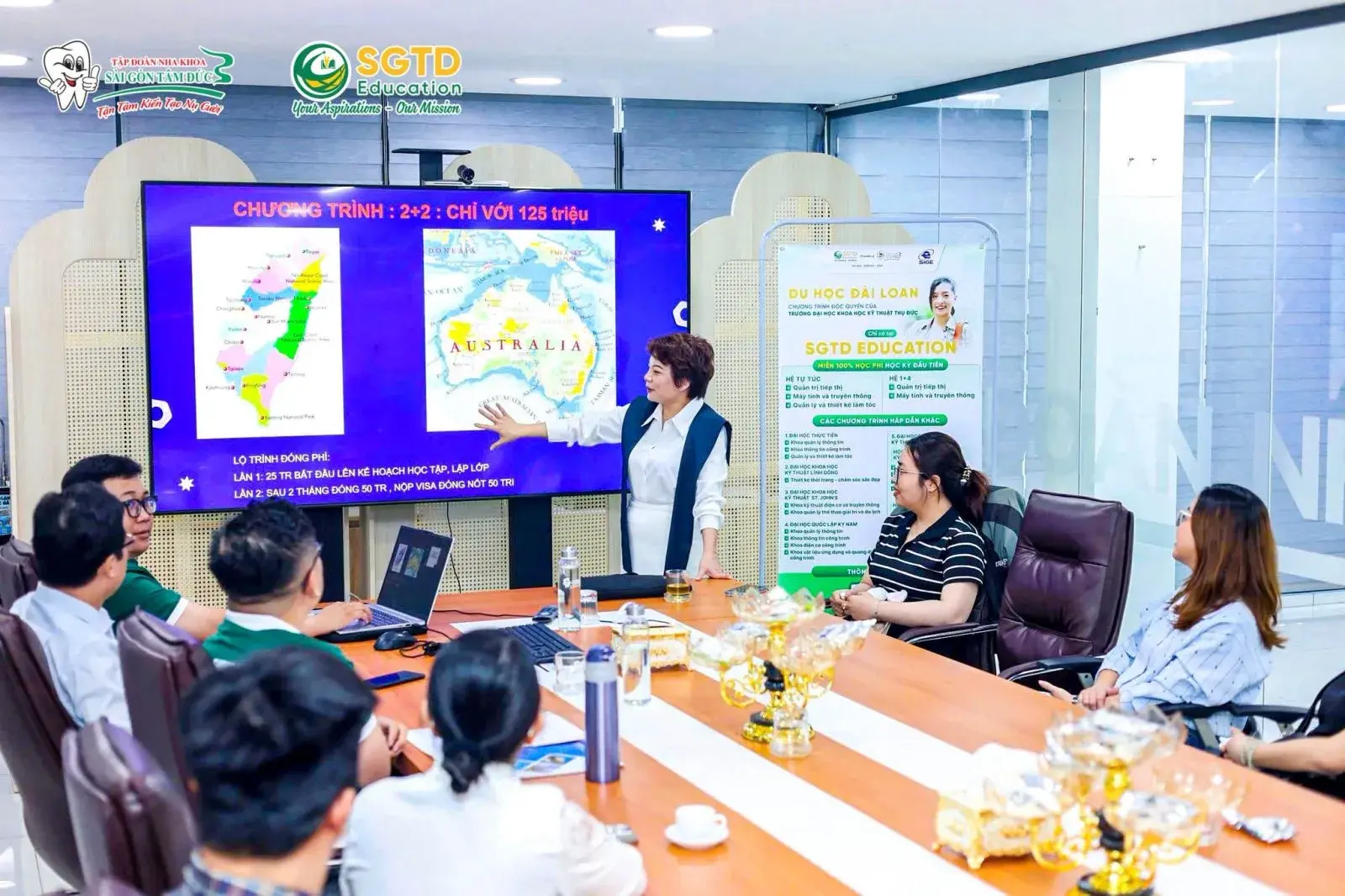Phụ huynh đặt câu hỏi tại buổi toạ đàm