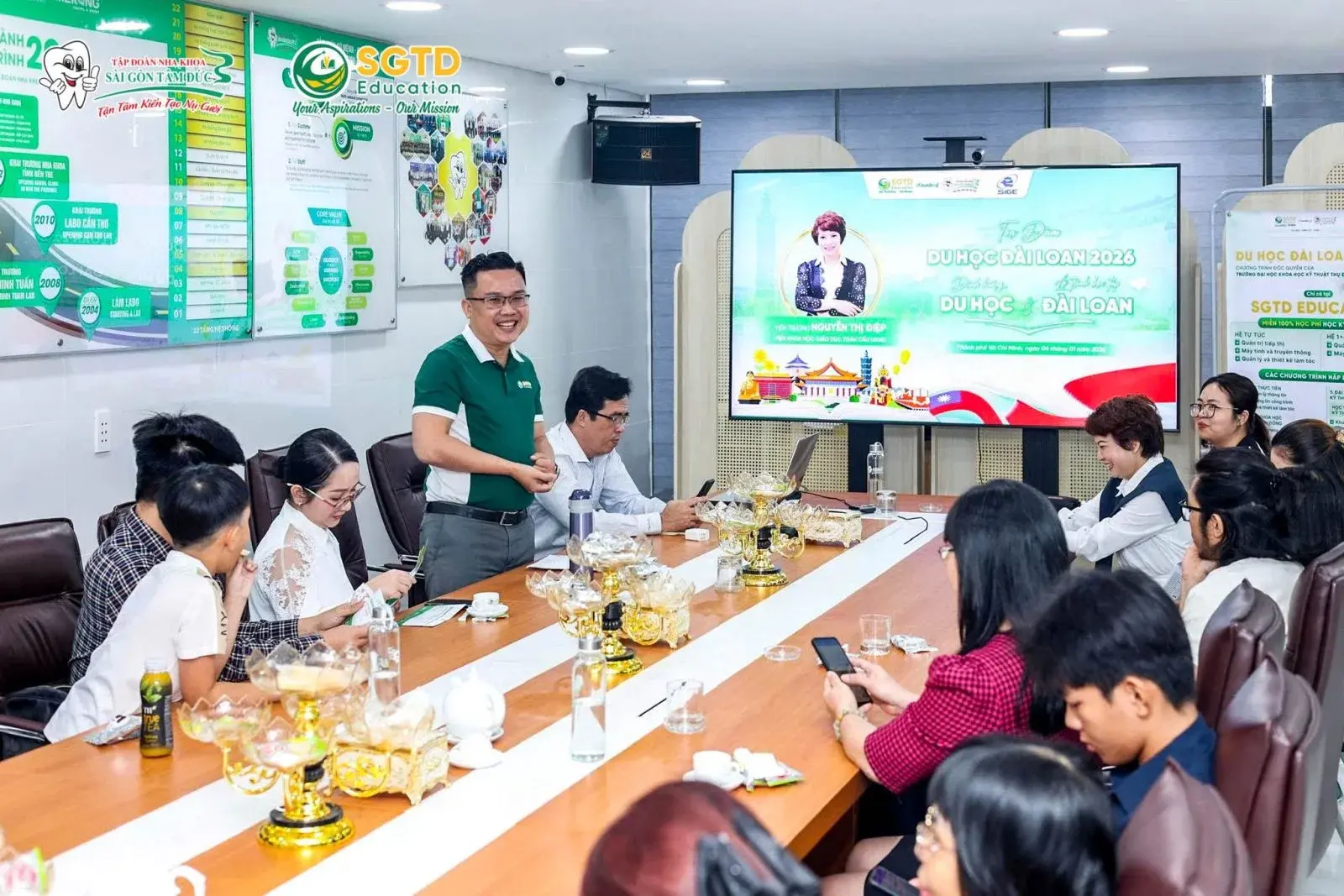 Học sinh trao đổi trực tiếp với chuyên viên SGTD Education