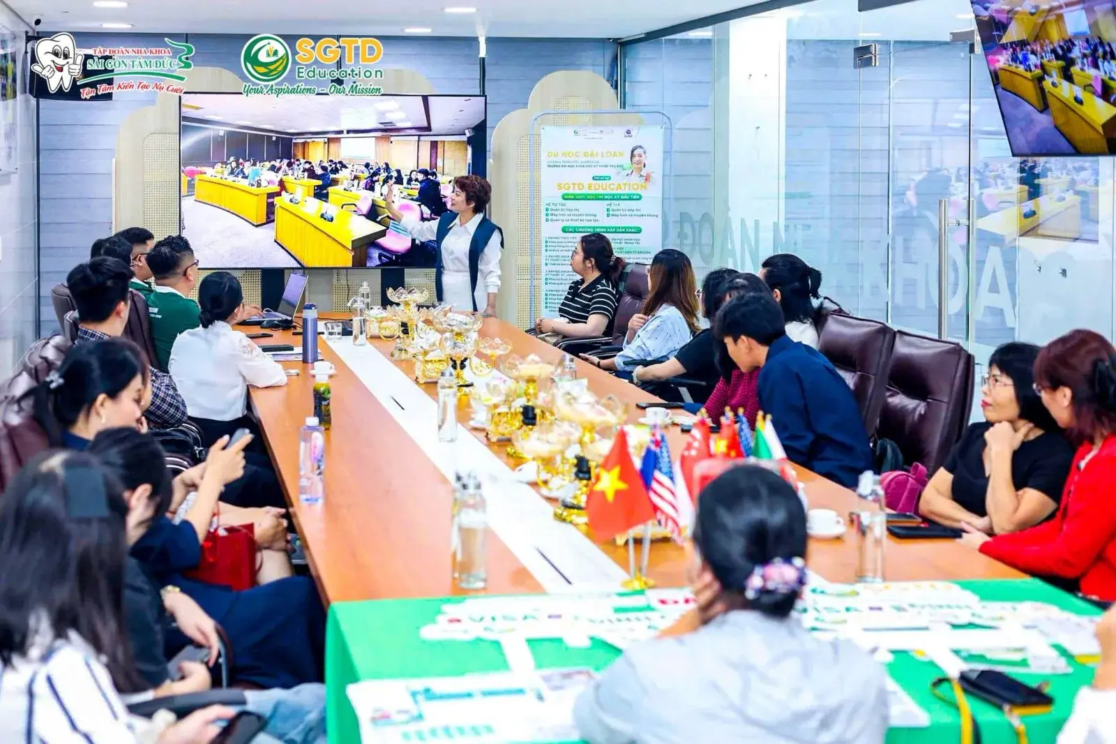 Đội ngũ SGTD Education và Viện SIGE chụp ảnh kỷ niệm
