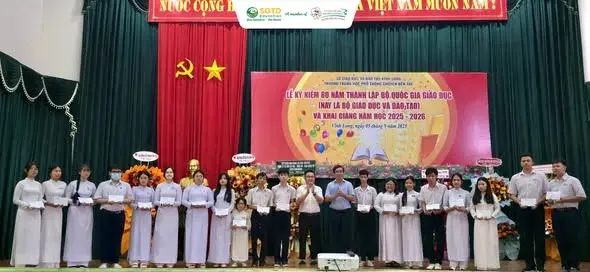 Trao Học Bổng – Trao Niềm Tin, Nâng Bước Ước Mơ (ảnh 3/10)