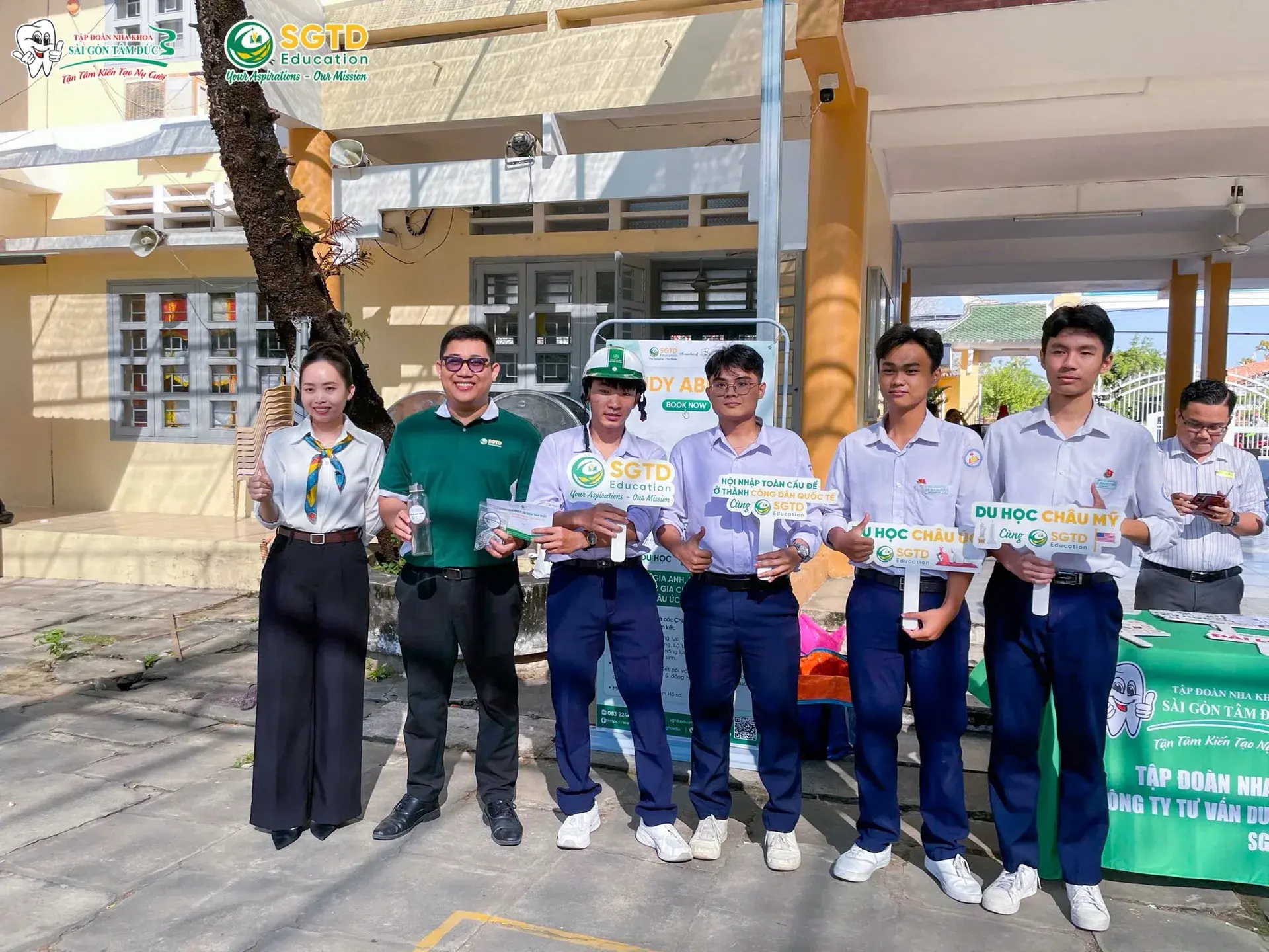 Học sinh Trường THPT Lê Hoàng Chiếu lắng nghe thông tin du học quốc tế 2026