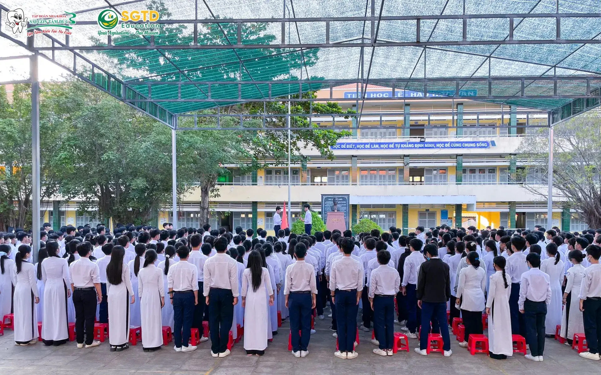 SGTD Education chụp ảnh lưu niệm cùng Ban Giám hiệu THPT Lê Hoàng Chiếu